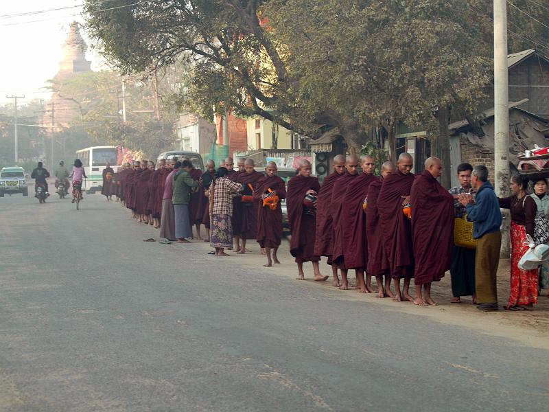 Burma III-105-Seib-2014.jpg - Early morning in Nyaung U (Photo by Roland Seib)